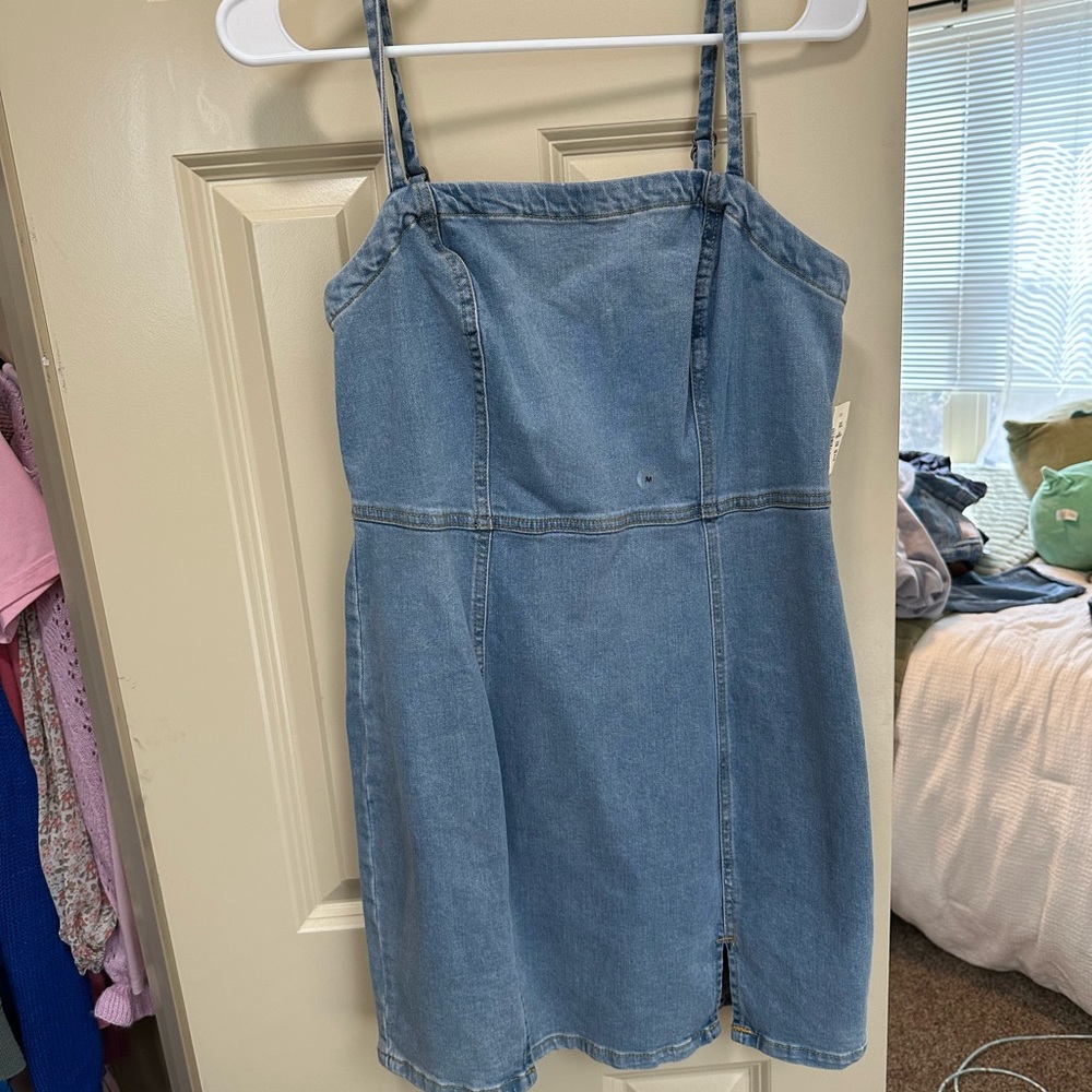 Never been worn! Still has the tags!
